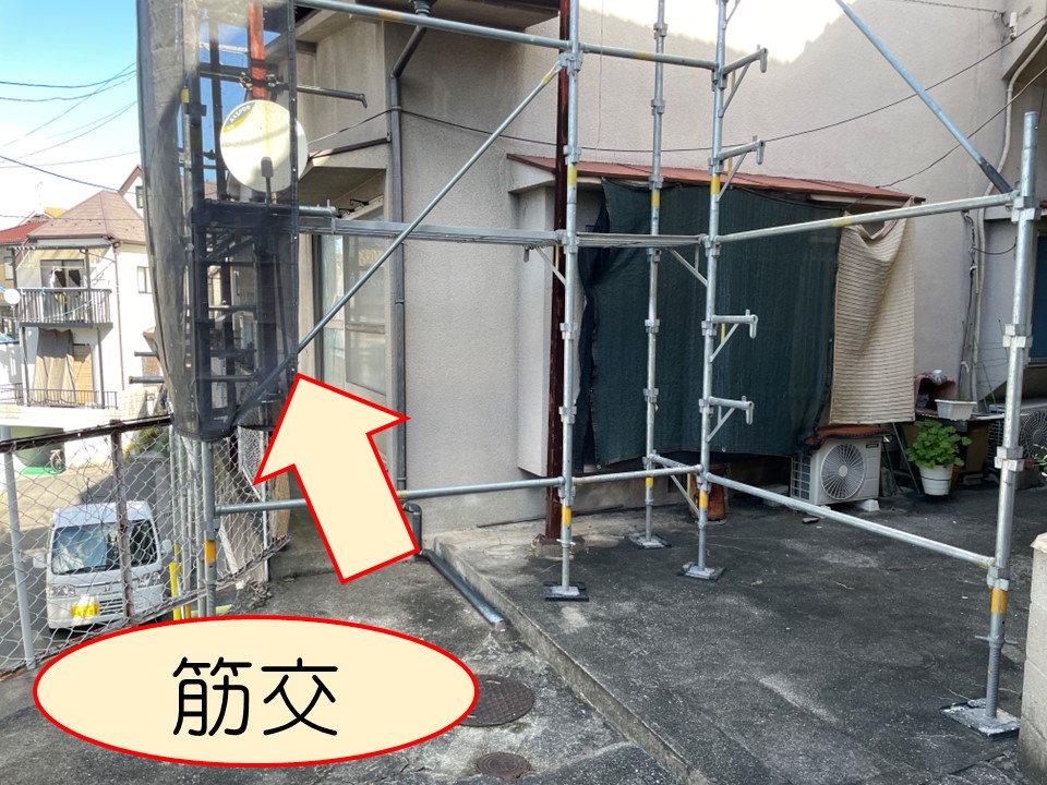 広島市南区、老朽化したベランダの撤去作業が開始！足場設置の様子 