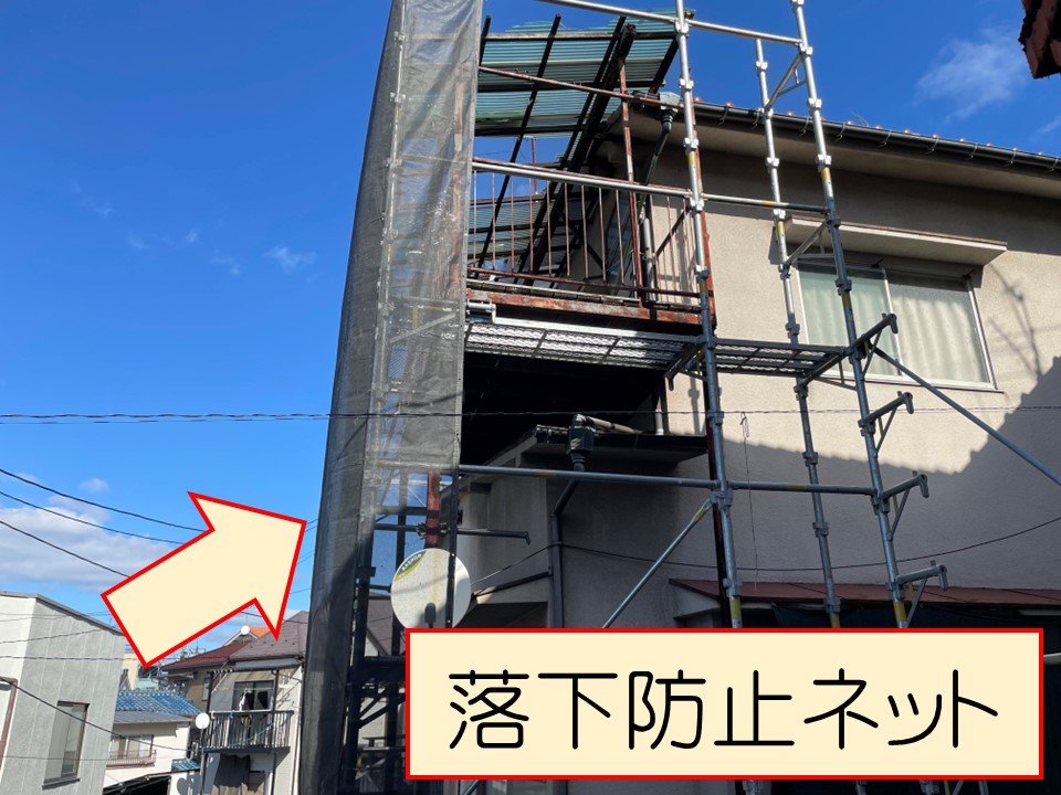 広島市南区、老朽化したベランダの撤去作業が開始！足場設置の様子 