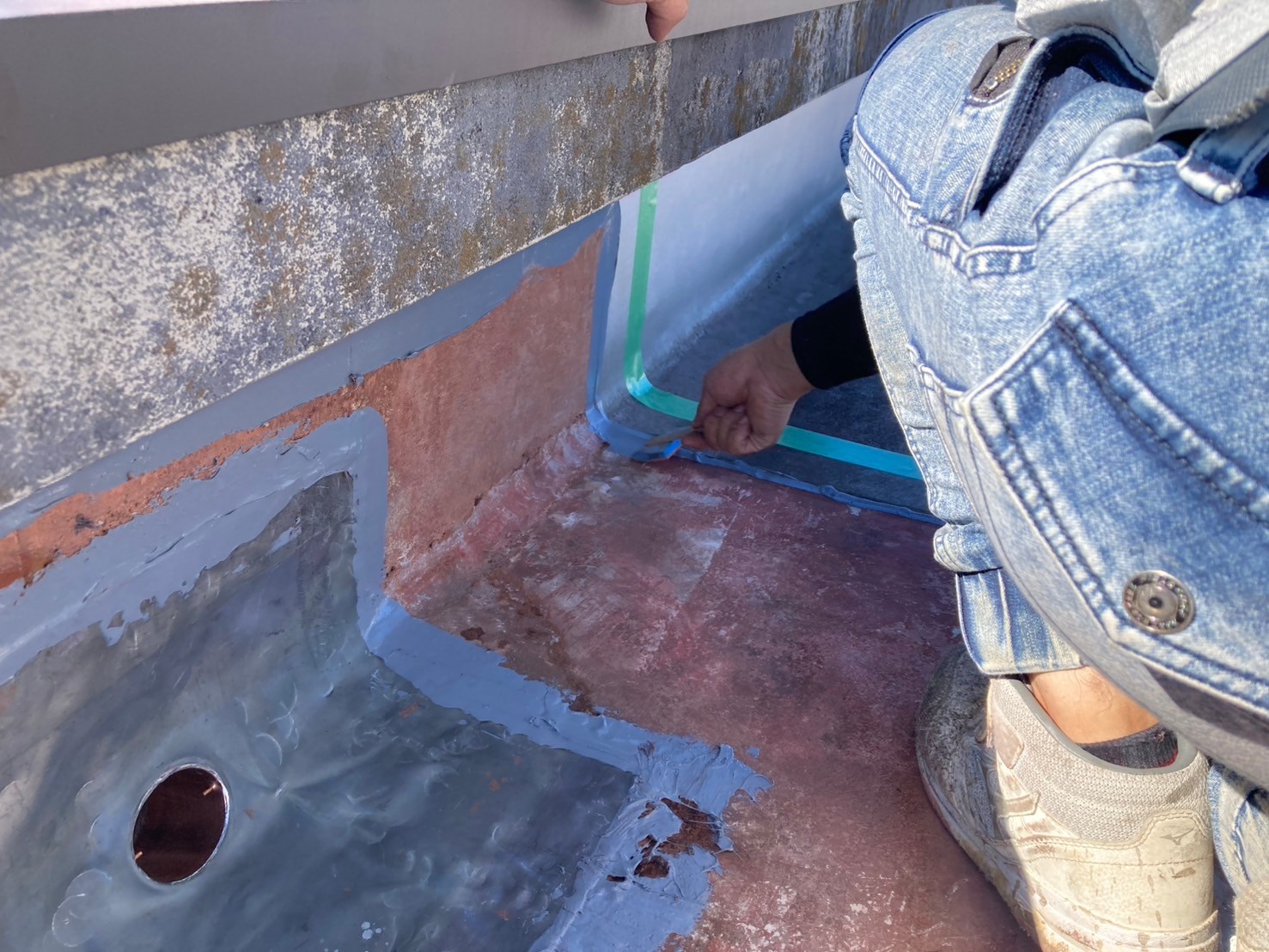 改修用ドレンまわりの納まりを整えて防水の土台をつくります