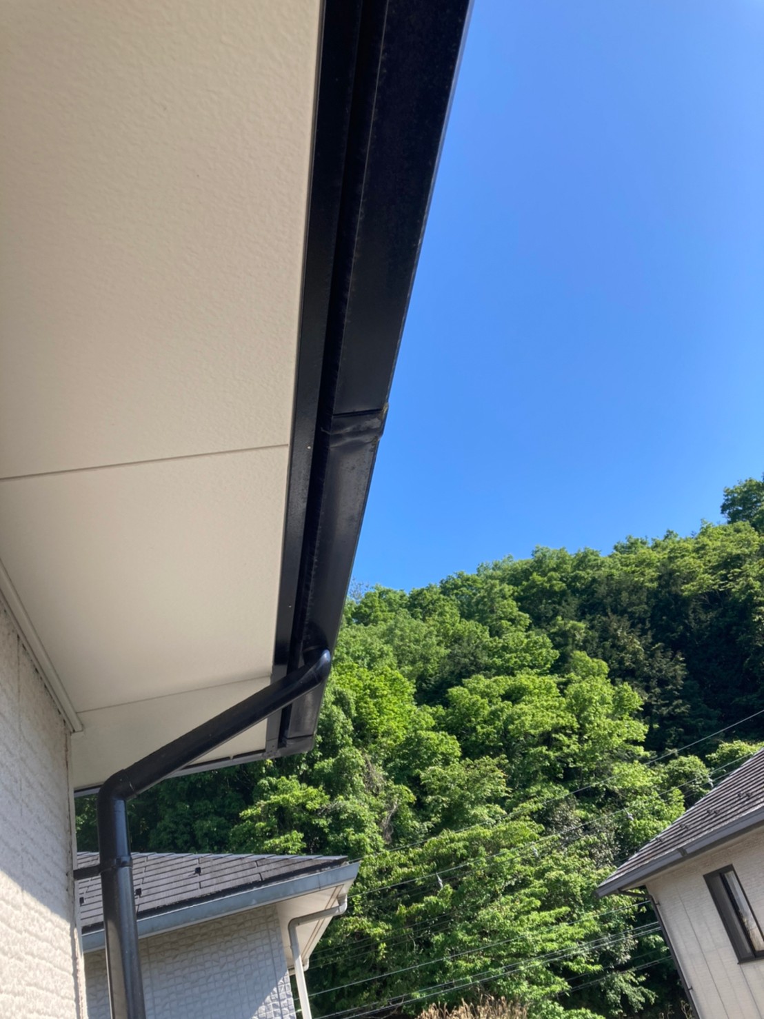 広島市安佐北区『給湯器に雨が当たり雨音がする』とのご相談。屋根の無料調査へ！