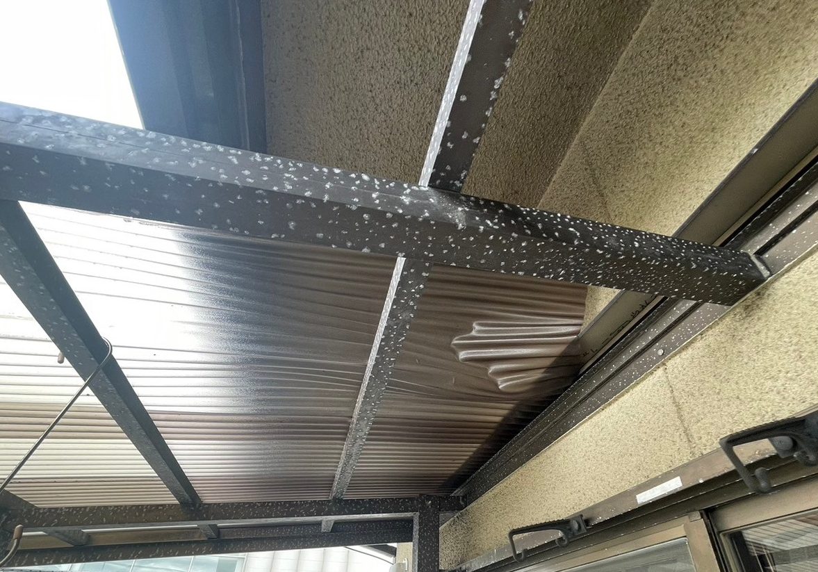 アルミ柱に白錆が見られる箇所