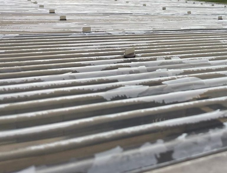 ポリカ波板が劣化しています