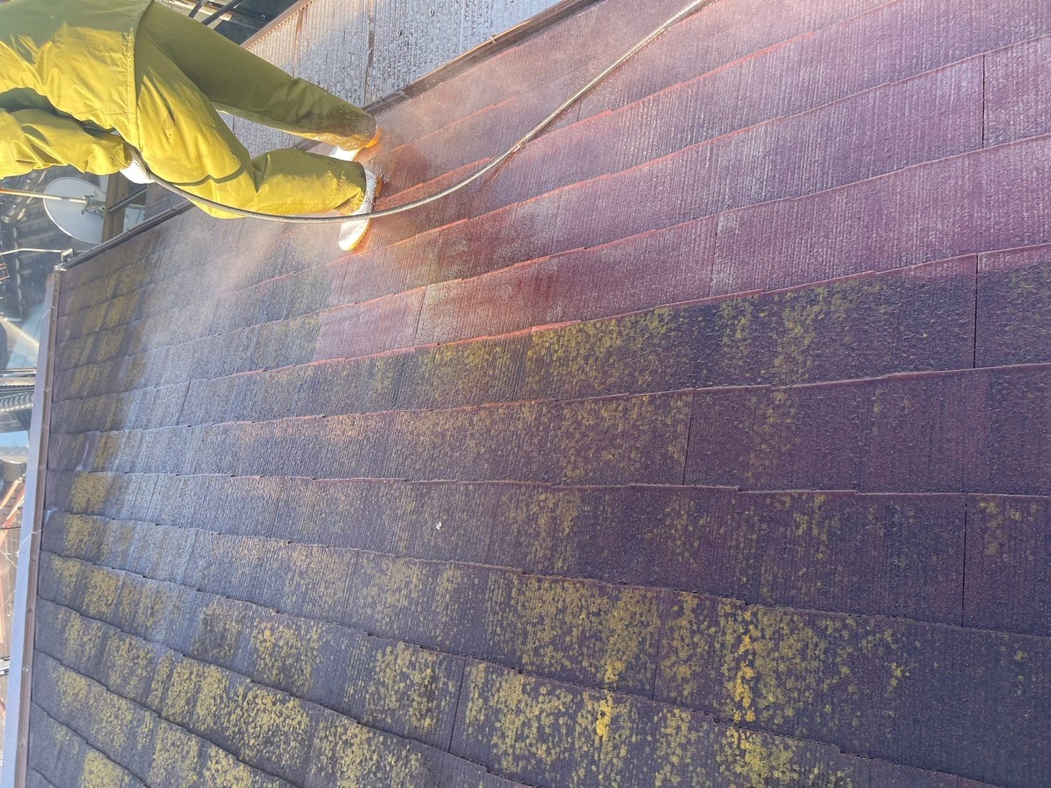 施工中の高圧洗浄作業風景