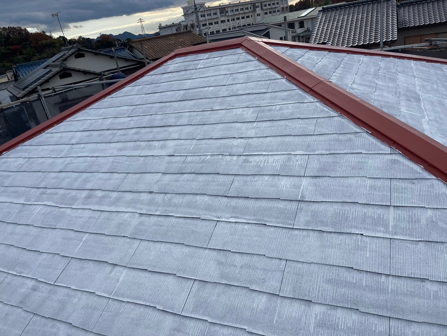 下塗り施工中の屋根の様子