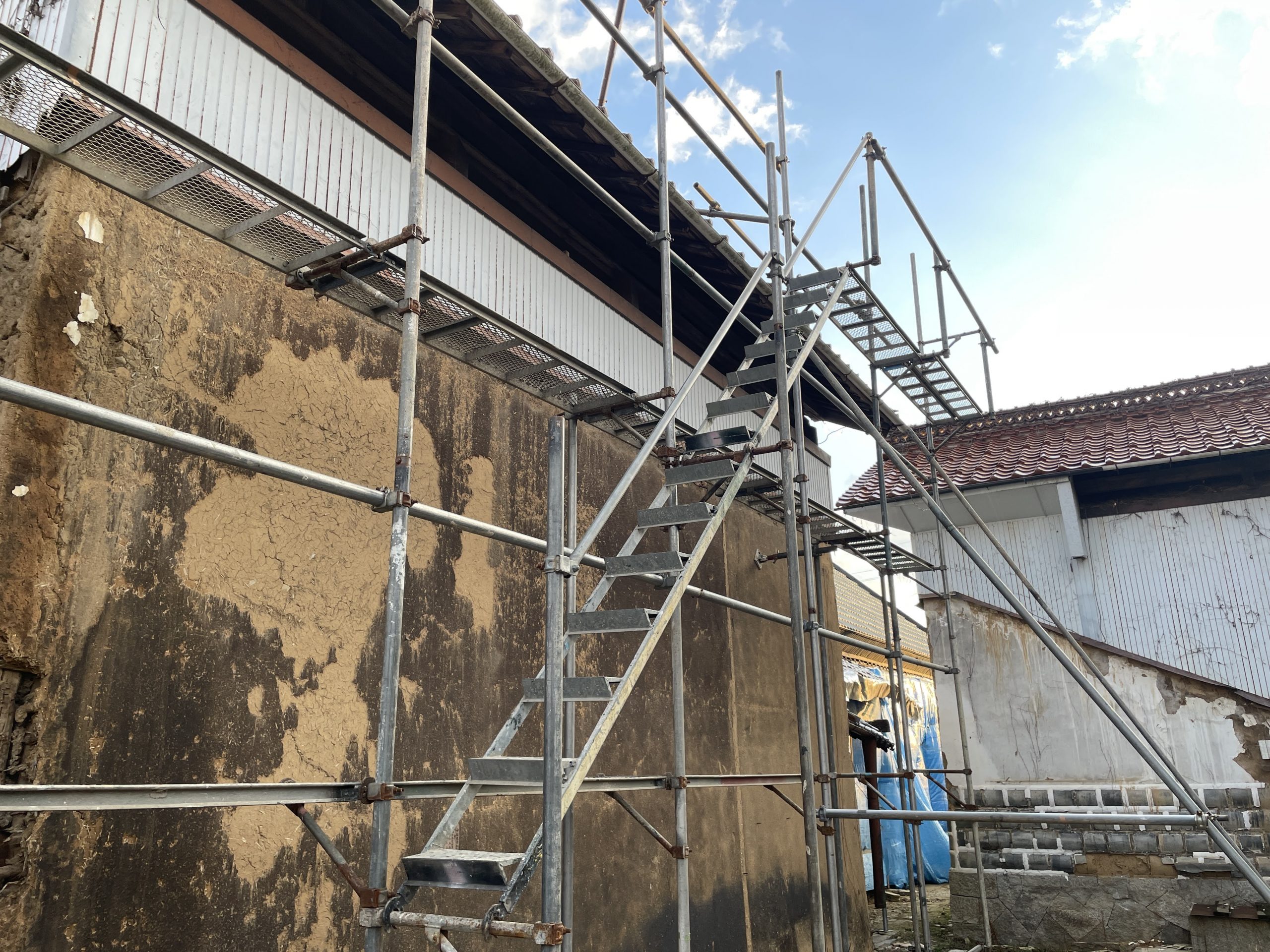 足場の設置と安全確保