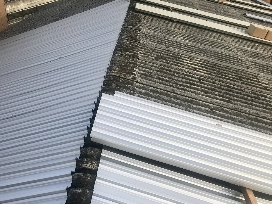 既存屋根の上に新しい金属屋根を重ねるカバー工法