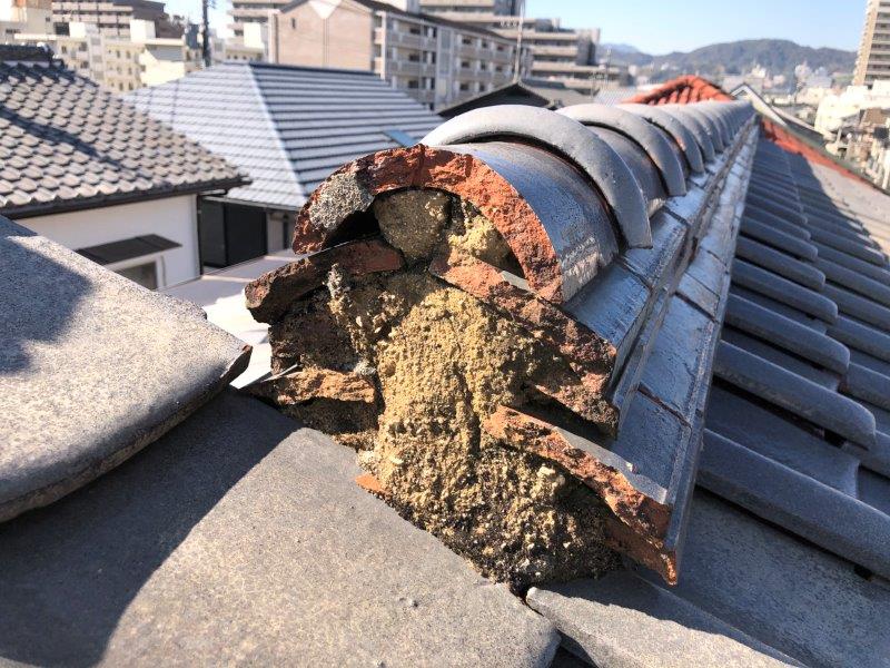 棟の端部が崩れ、内部の葺き土が露出していました