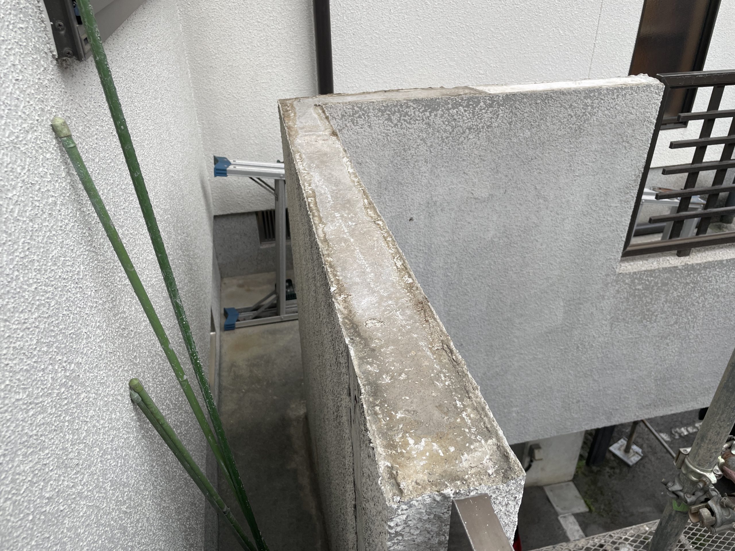 既存の笠木を撤去します