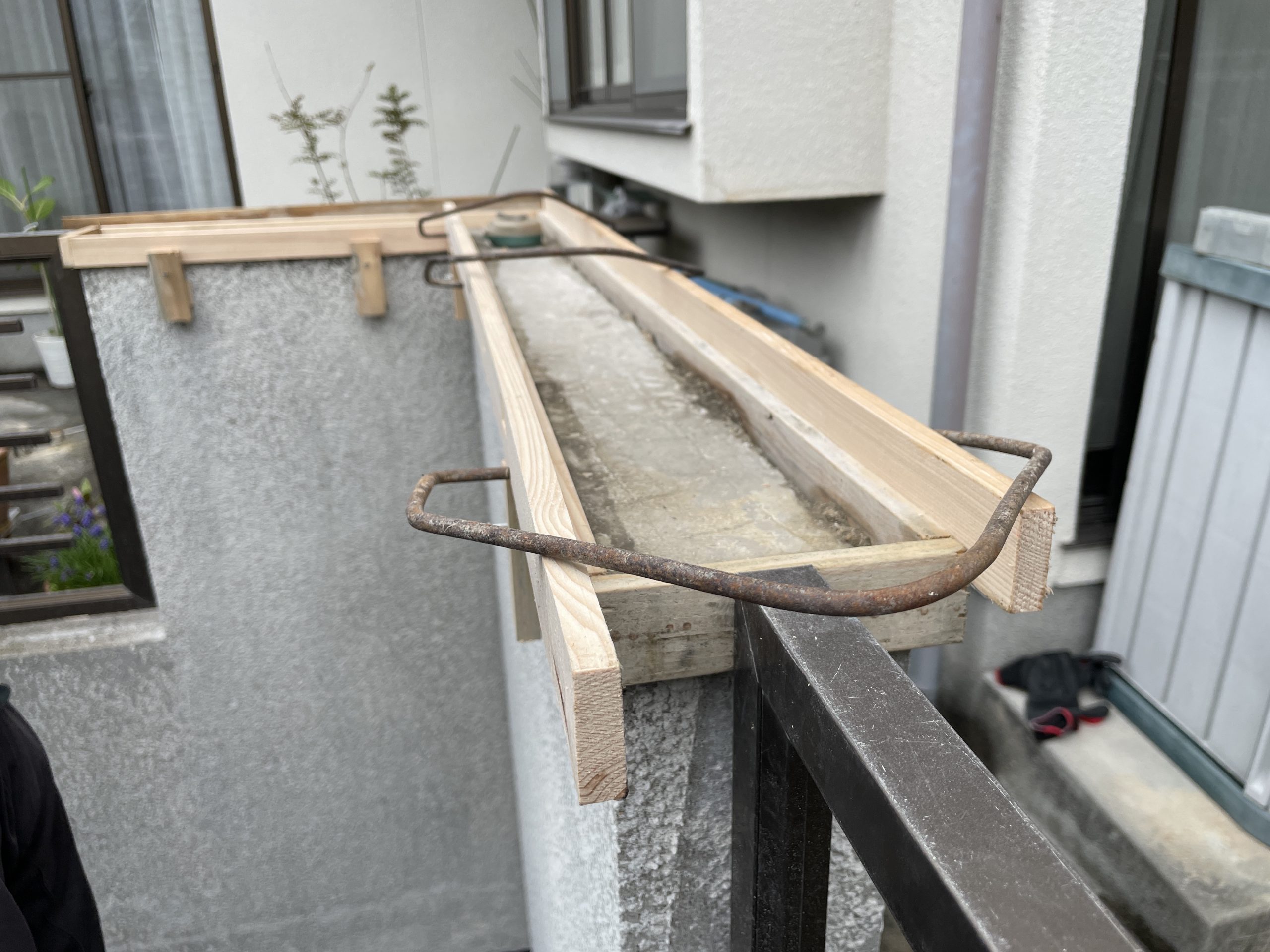 笠木を新設するための型枠を設置