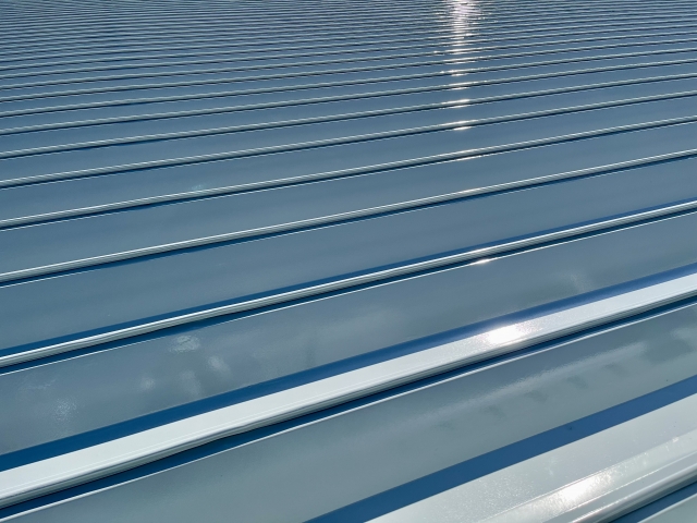 広島市の工場・倉庫オーナー様へ｜折板屋根の錆を放置すると危険？遮熱塗料で行う塗装メンテナンス事例