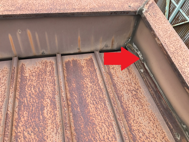 劣化した笠木とコーキング部分の損傷