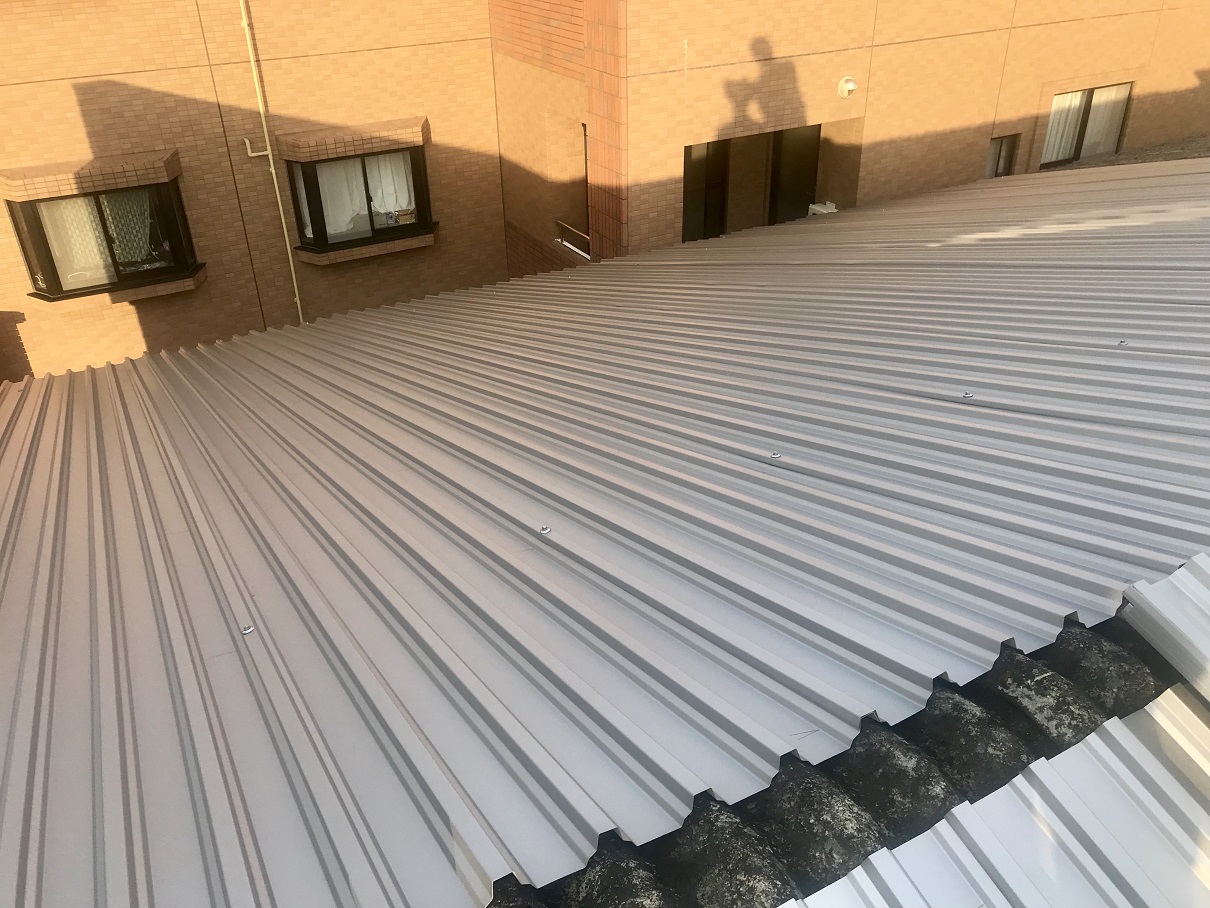 新規屋根の張り進めと固定作業