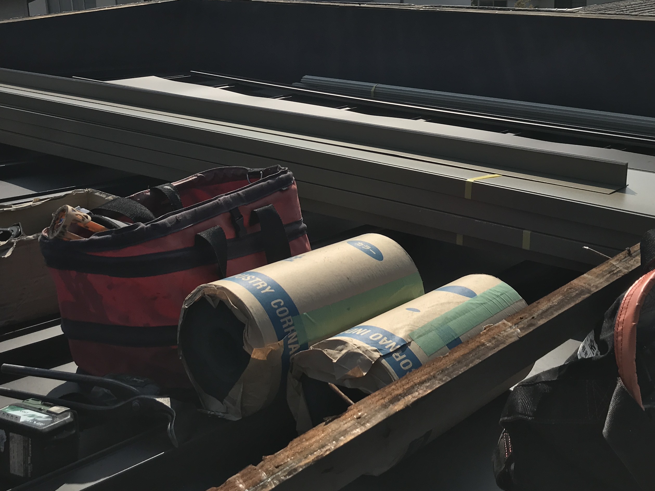 カバー工法に使用する資材の搬入と準備