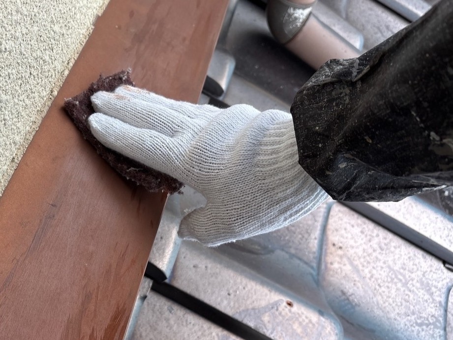 鉄部の錆や旧塗膜を落とすケレン作業の様子