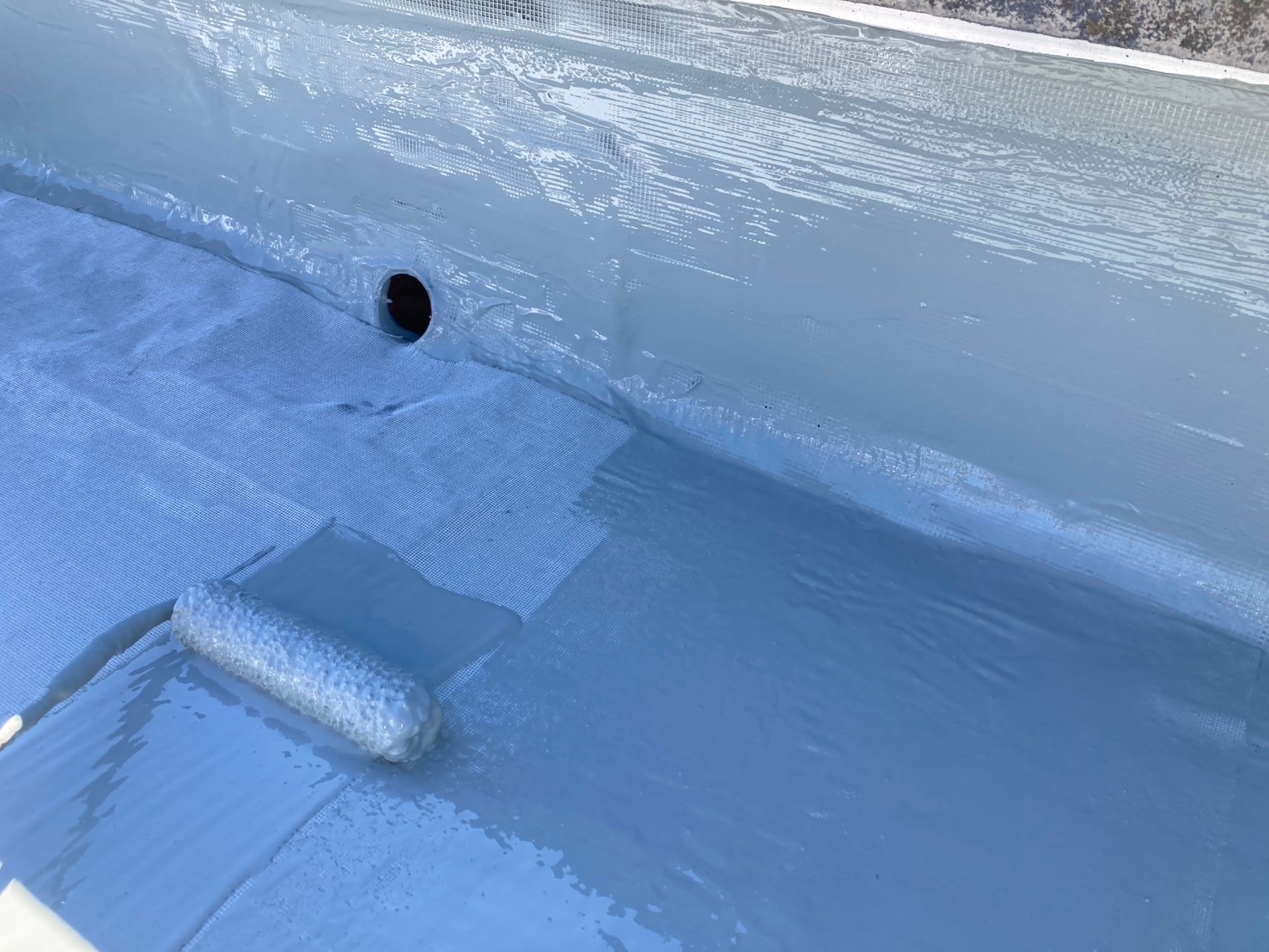 ウレタン防水を流して立ち上がりから床まで一体化します