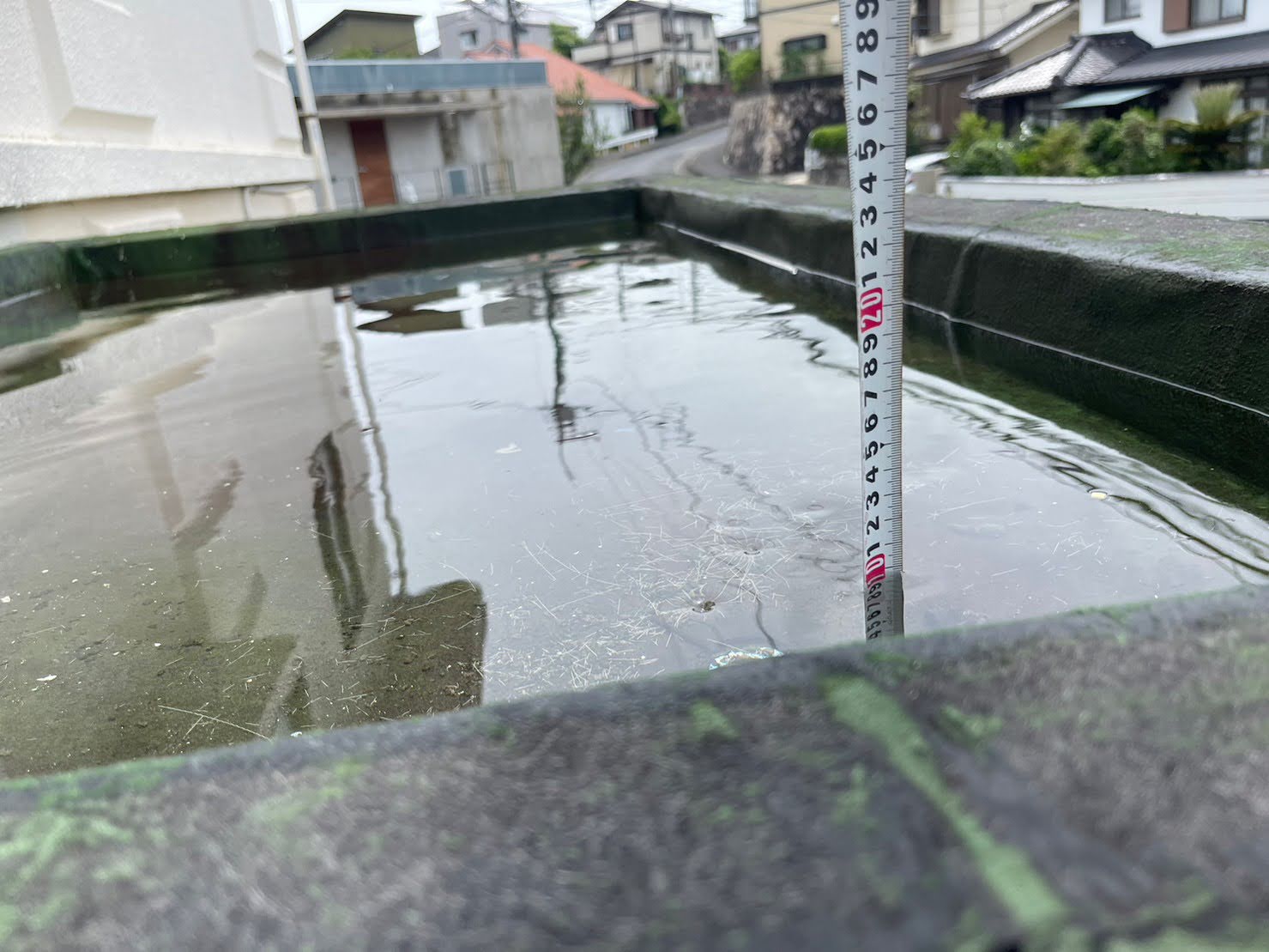 屋上に水たまりが発生しています