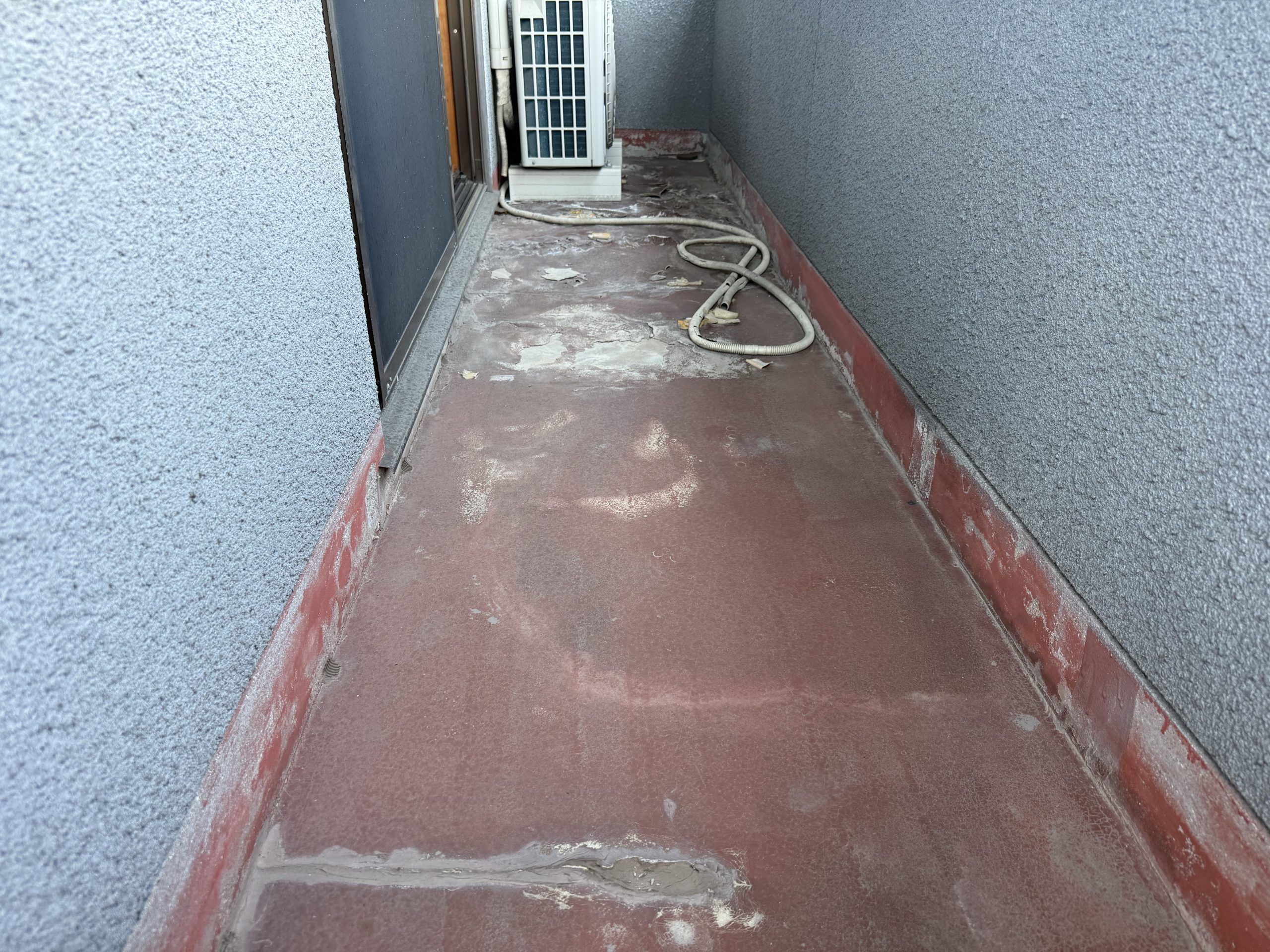 ベランダ床全体に防水層の疲れが出ていました