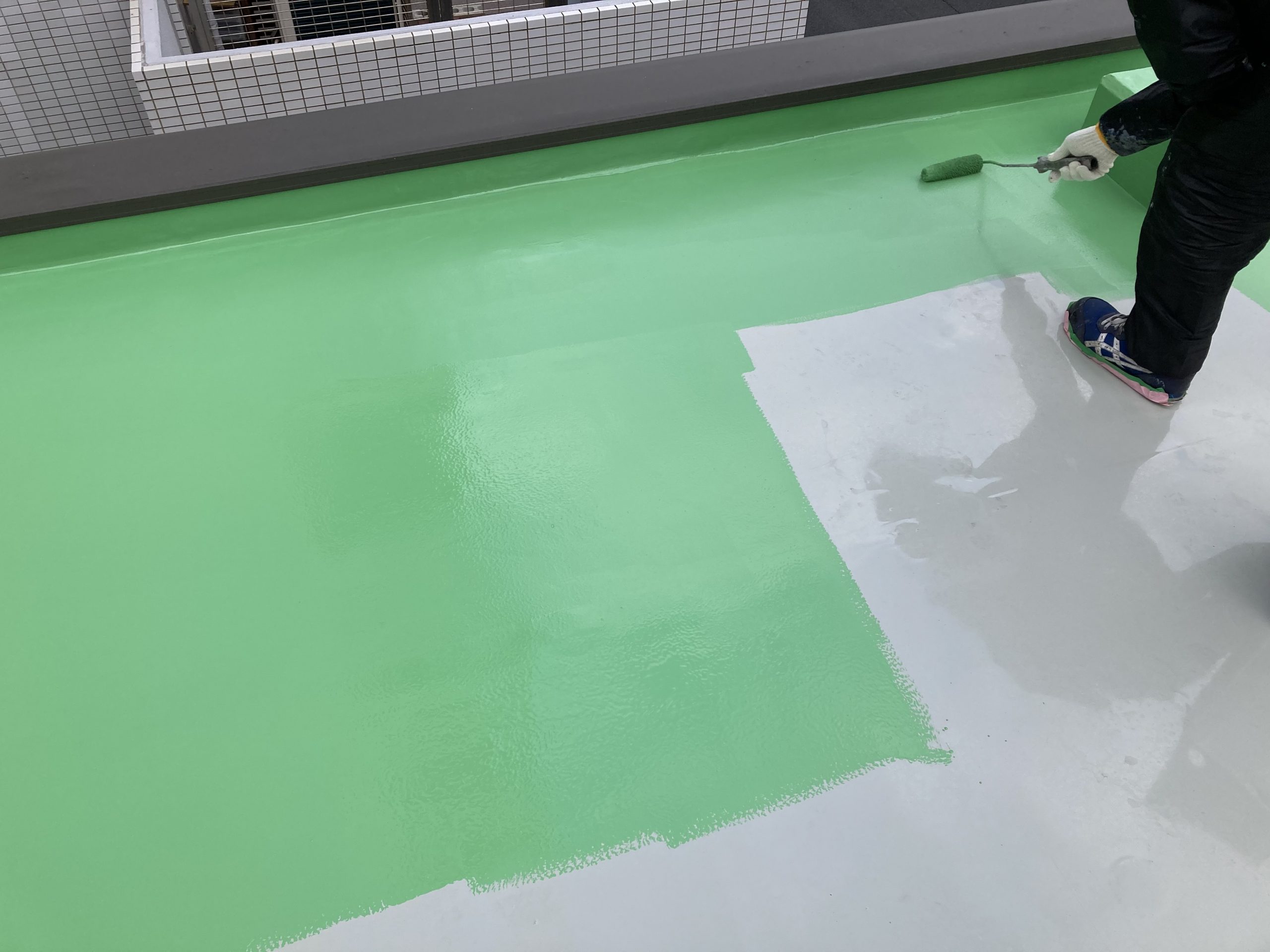 ウレタン防水2層目とトップコート塗布