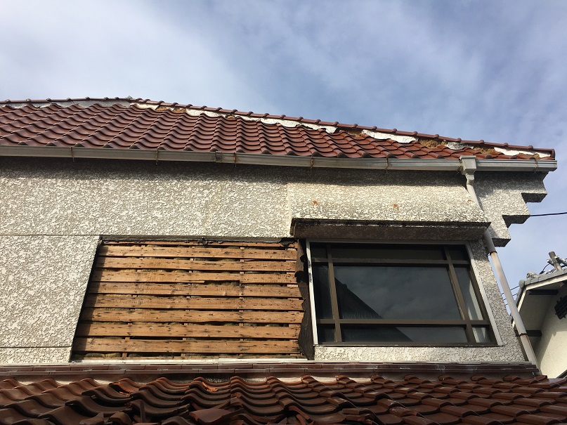 熊野町で屋根瓦と壁が割れていると点検調査に行きました
