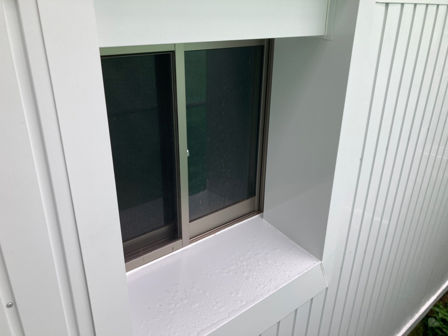 窓周辺の役物施工