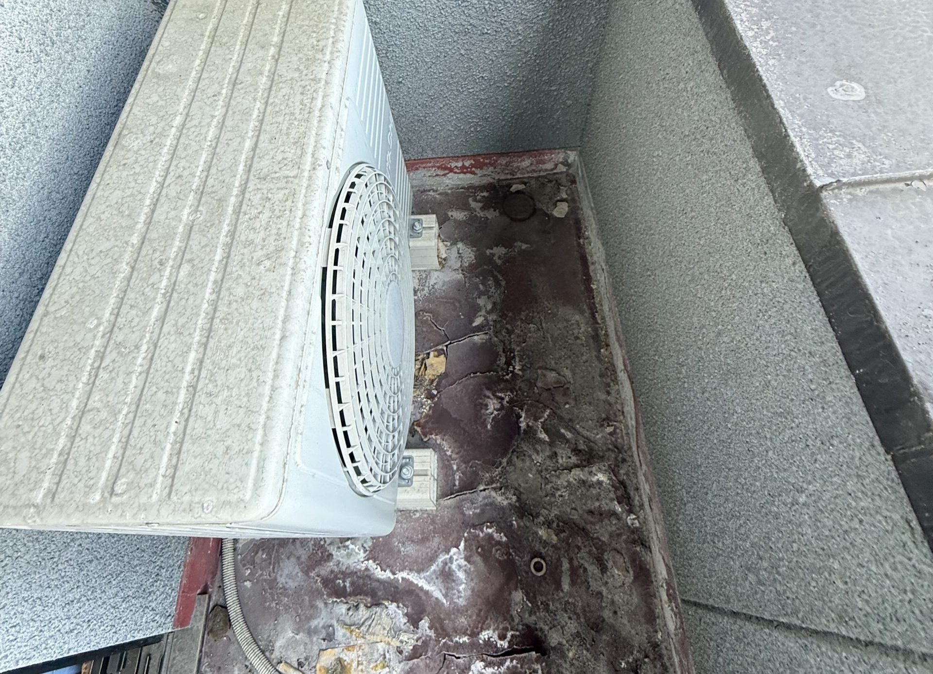 室外機まわりは湿気がこもりやすく劣化が目立ちました