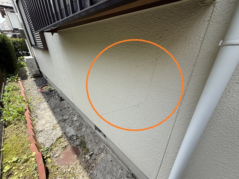 外壁にクラック（ひび割れ）を確認