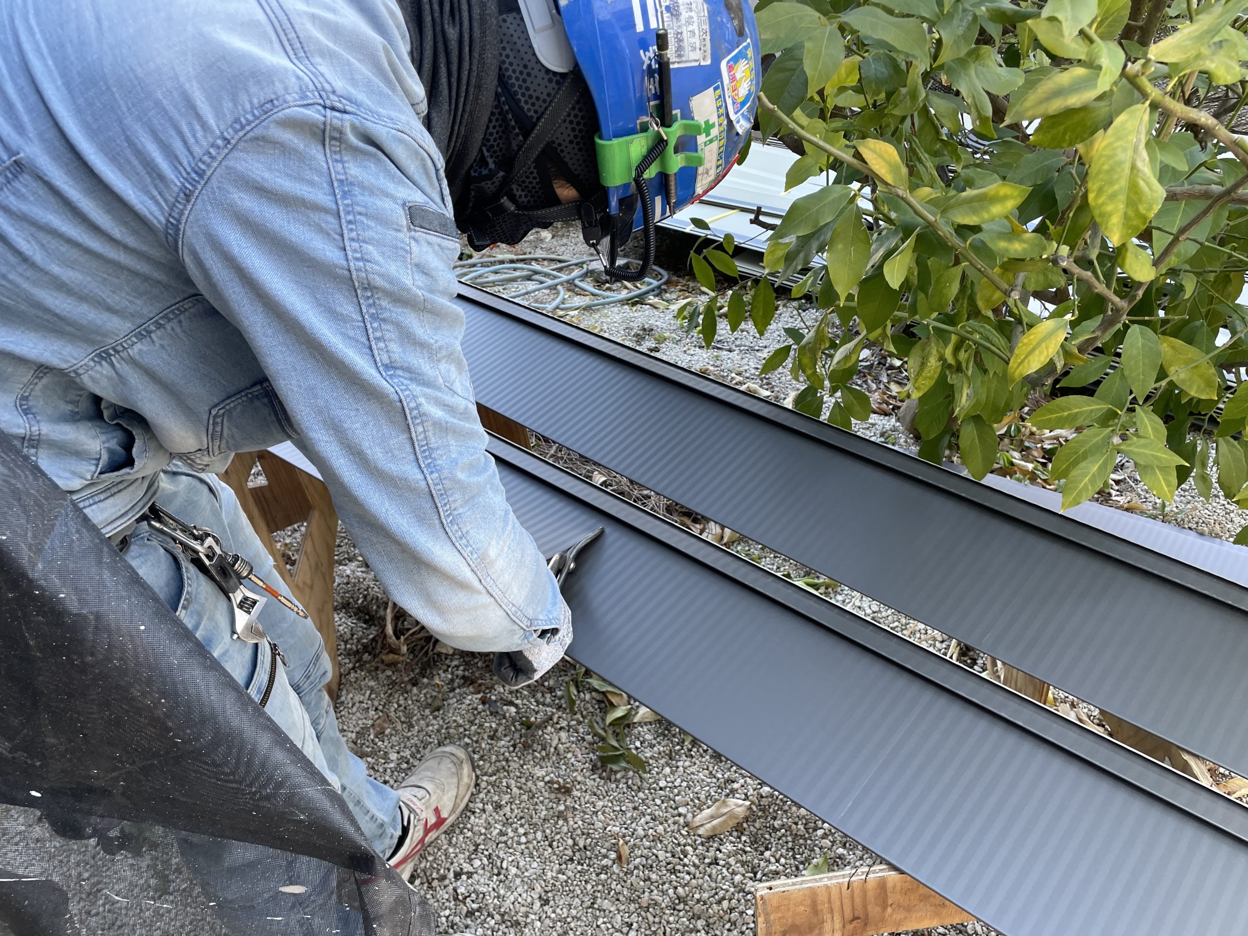 広島市佐伯区、焼杉外壁から金属外壁へ｜外壁張替で住まい一新！金属外壁施工のポイントは？