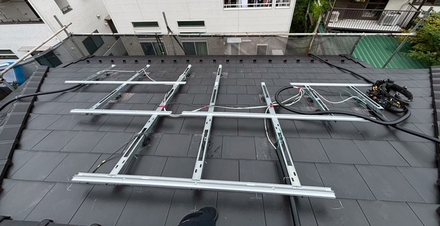 太陽光パネルを支える架台を設置します