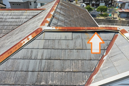 ゆがみが確認された棟板金