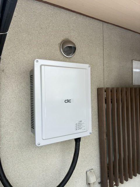 太陽光発電に必要な電気設備を接続します