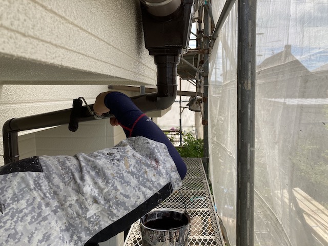 東広島市で付帯工事の雨樋の塗装と窓の小庇の塗装を行いました！