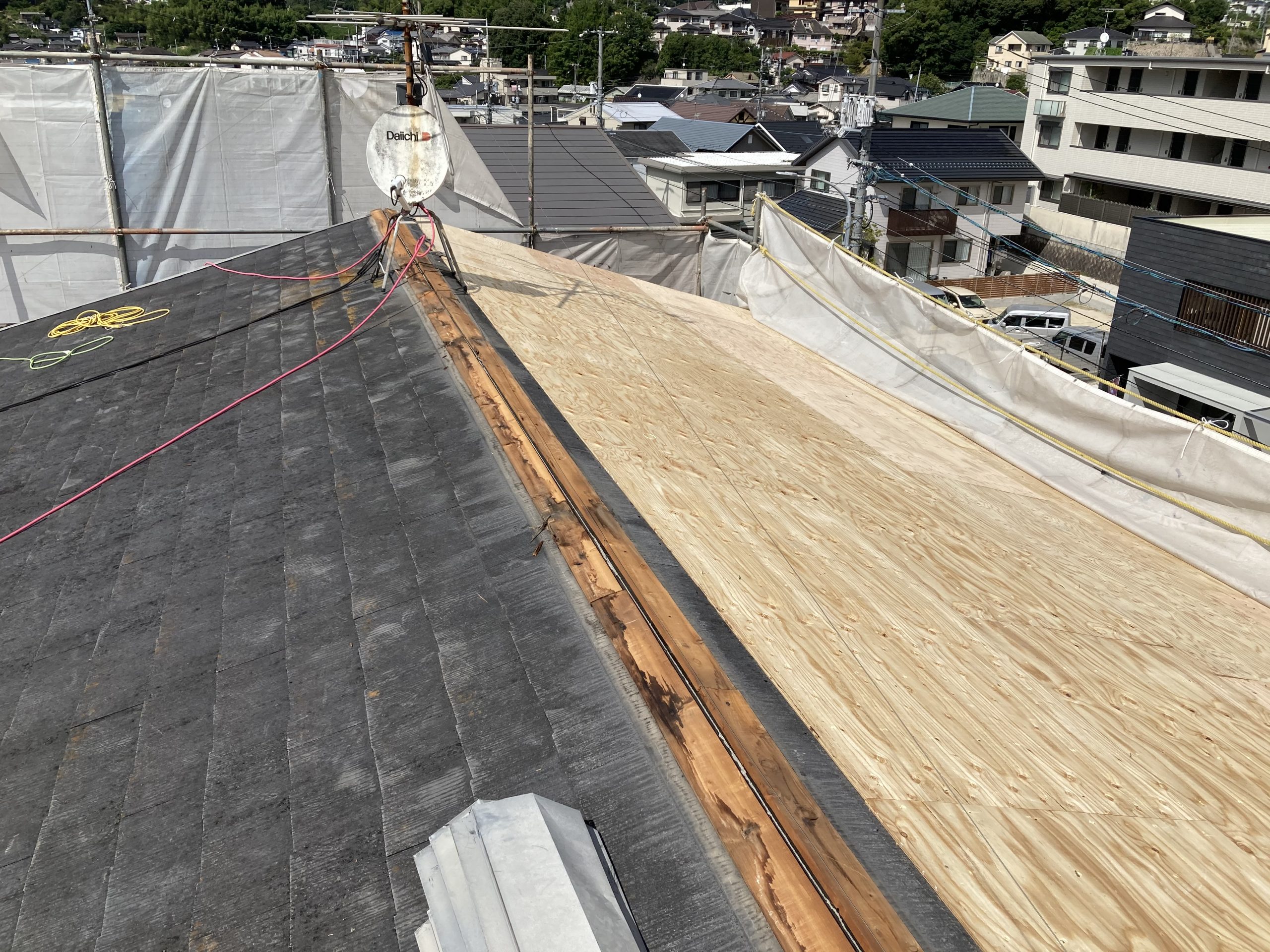 広島安芸郡府中町で、ガルバリウム鋼板材を使用した屋根工事の下地状況についてご説明していきます。