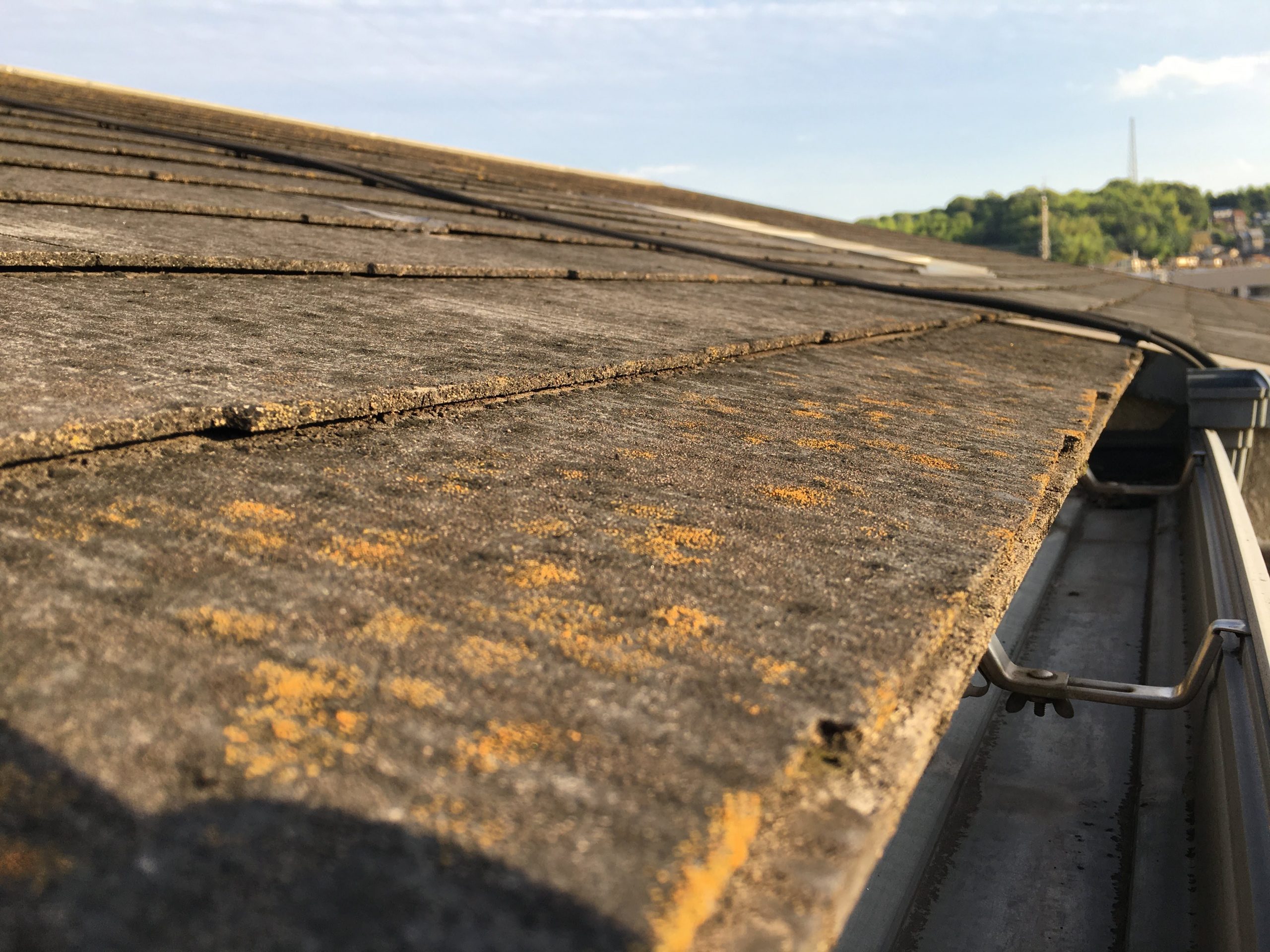 安芸郡府中町、老朽化によってカラーベスト屋根から雨漏り。縦葺きカバー工法で屋根をリフォーム！