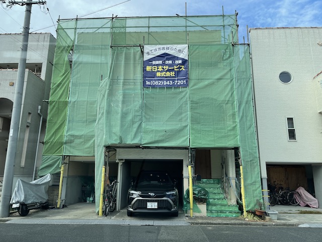 広島県廿日市市でシーリングの劣化が見られる外壁と錆びた金属屋根の塗装工事を行います！
