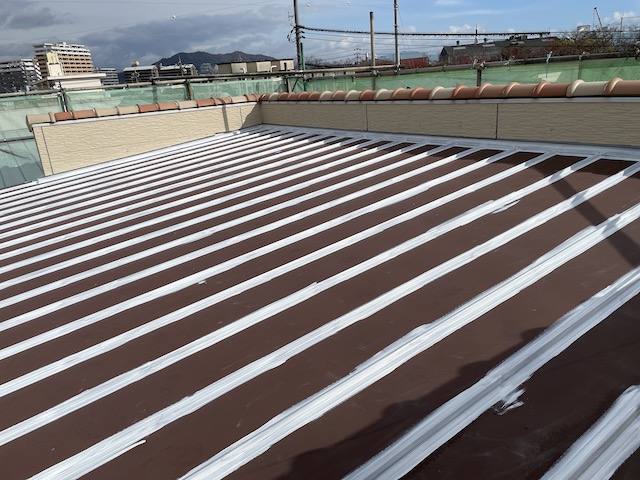 広島県廿日市市でクラックの入った外壁と老朽化した金属製瓦棒屋根を塗装メンテナンス！