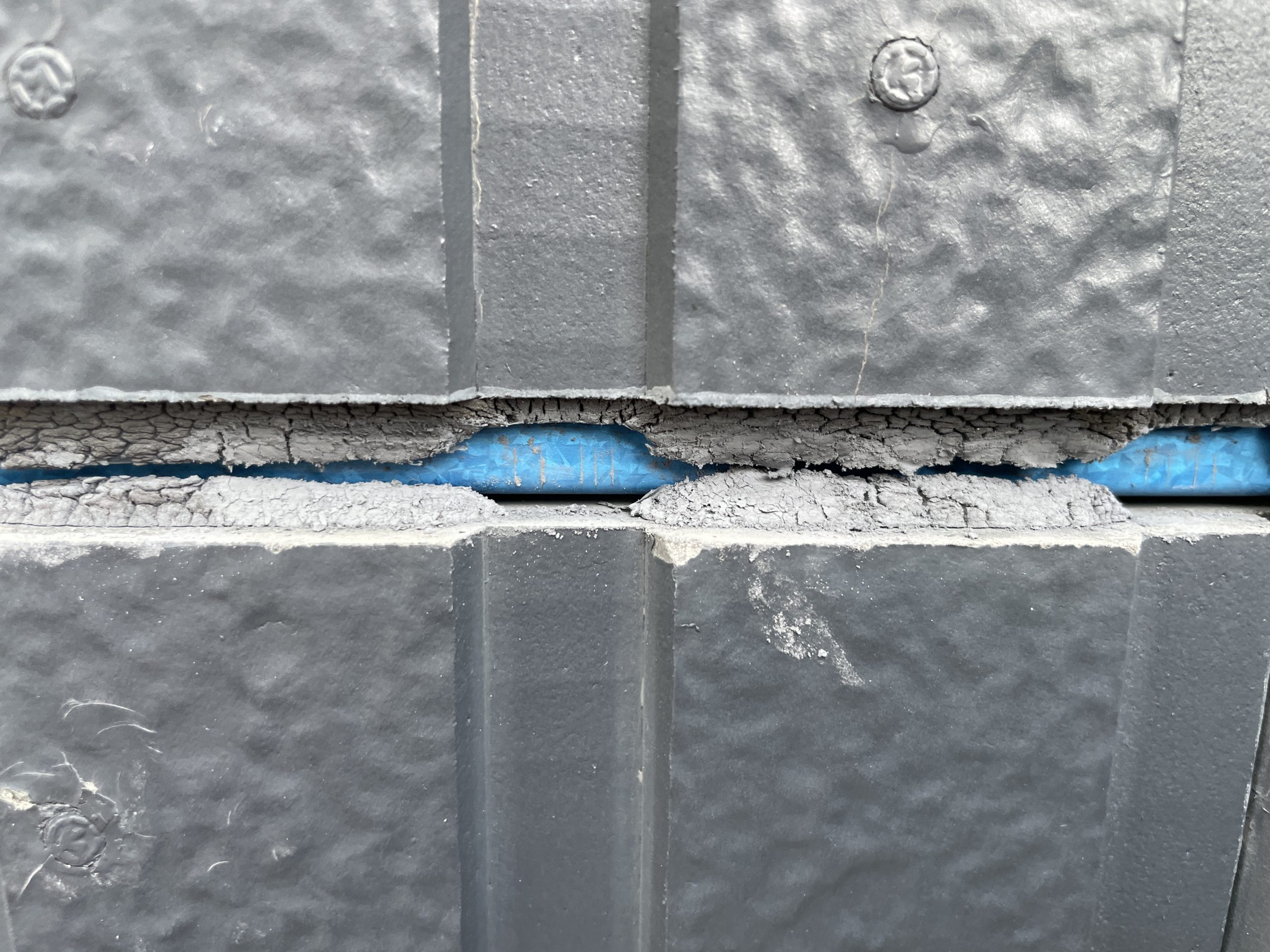 シーリングの剥離とバックアップ材の露出