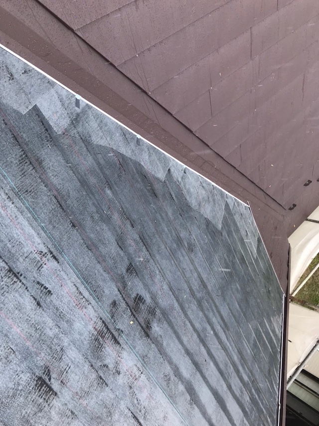東広島市で主流のガルバリウム鋼板屋根材で経年劣化したスレート屋根をカバー工法！