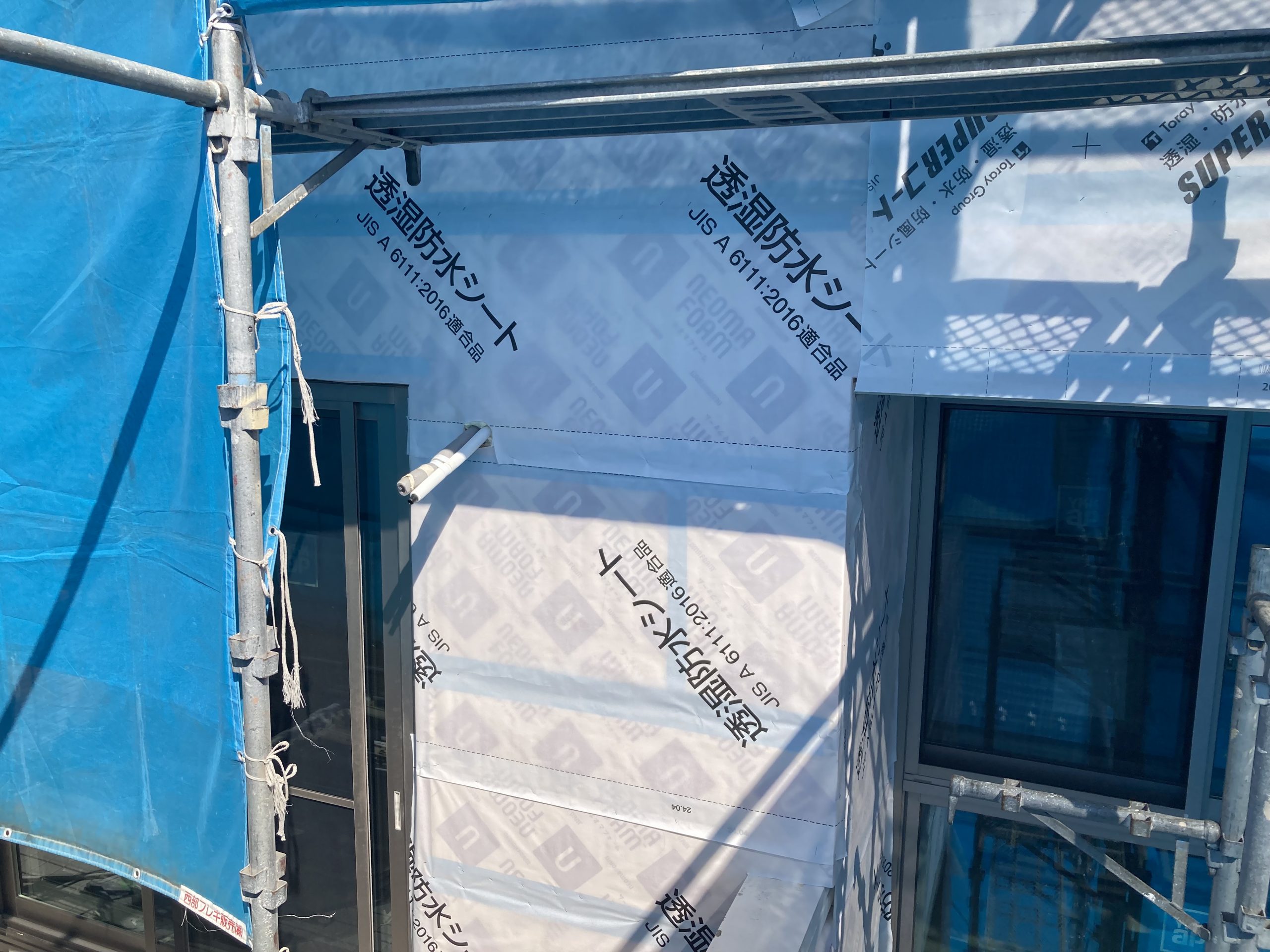 透湿防水シートを施工していきます