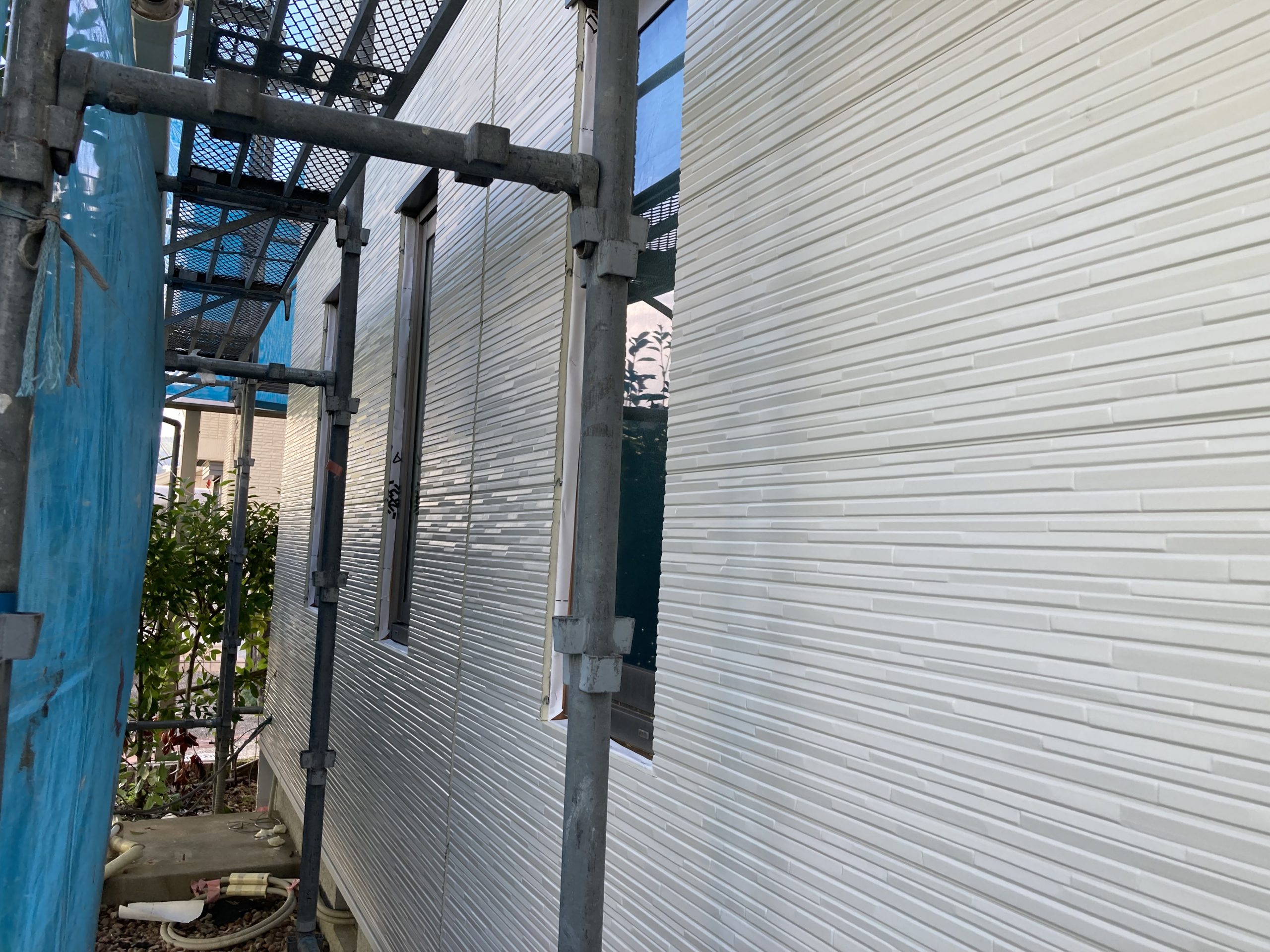 新しい外壁材を施工していきます