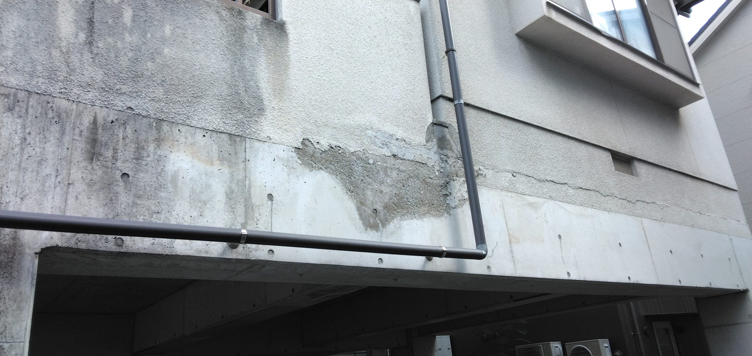 コンクリート外壁に剥がれやひび割れを確認しました