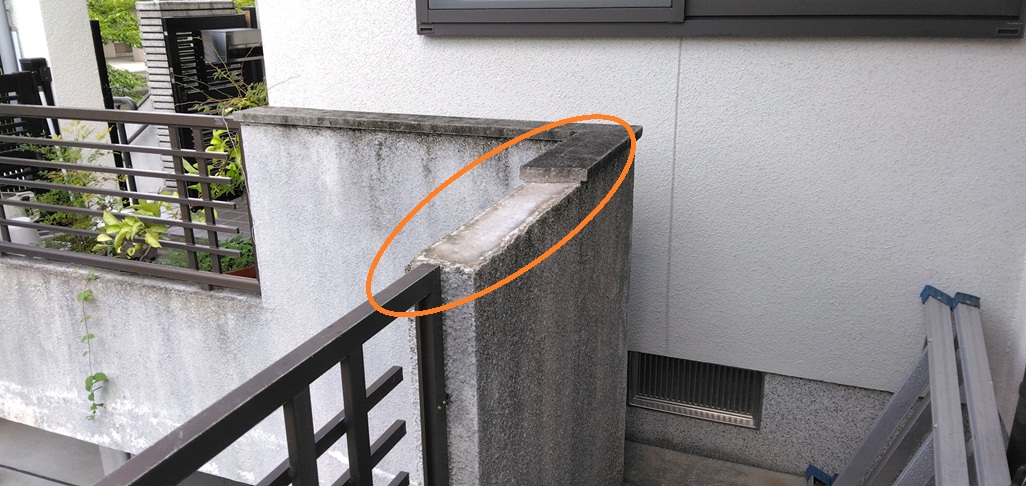 笠木が落下し、下地が露出した状態に