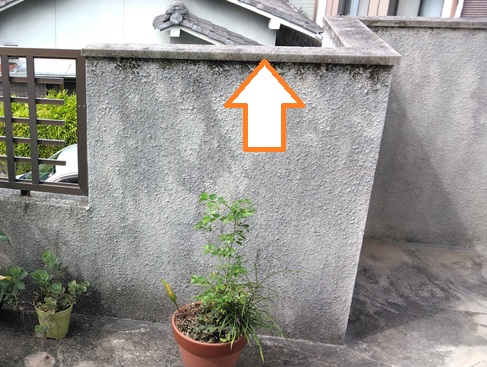既存の笠木を撤去し、下地を清掃・調整