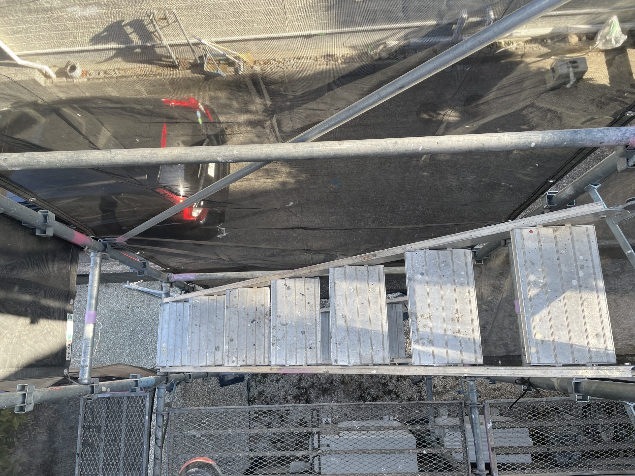 狭いスペースでも安全に通行できる足場通路