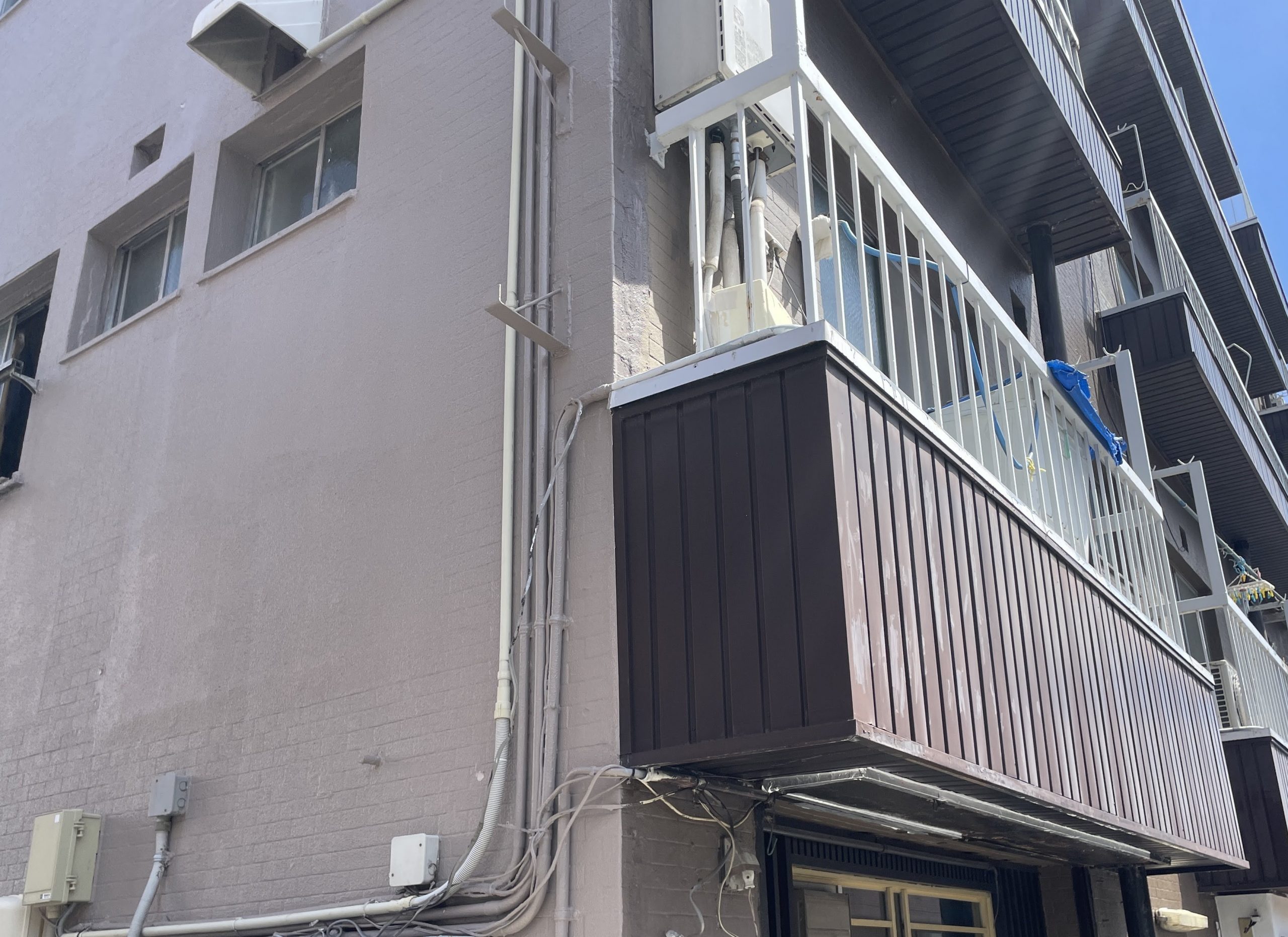 広島市西区、築50年ほどのマンションベランダより漏水相談。ウレタン防水の経年劣化が進行！