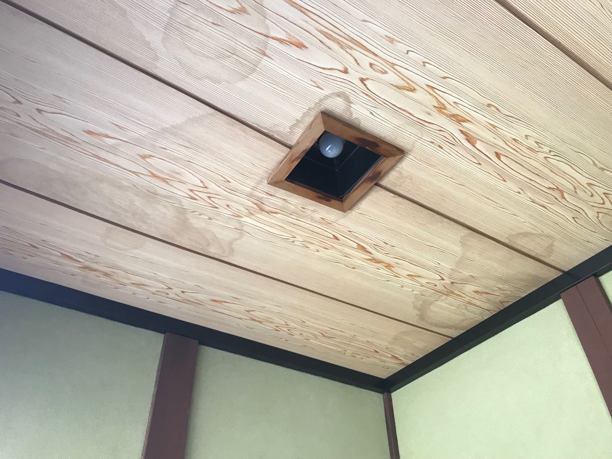 室内クロスに現れた雨染みと屋根裏の濡れ跡の様子