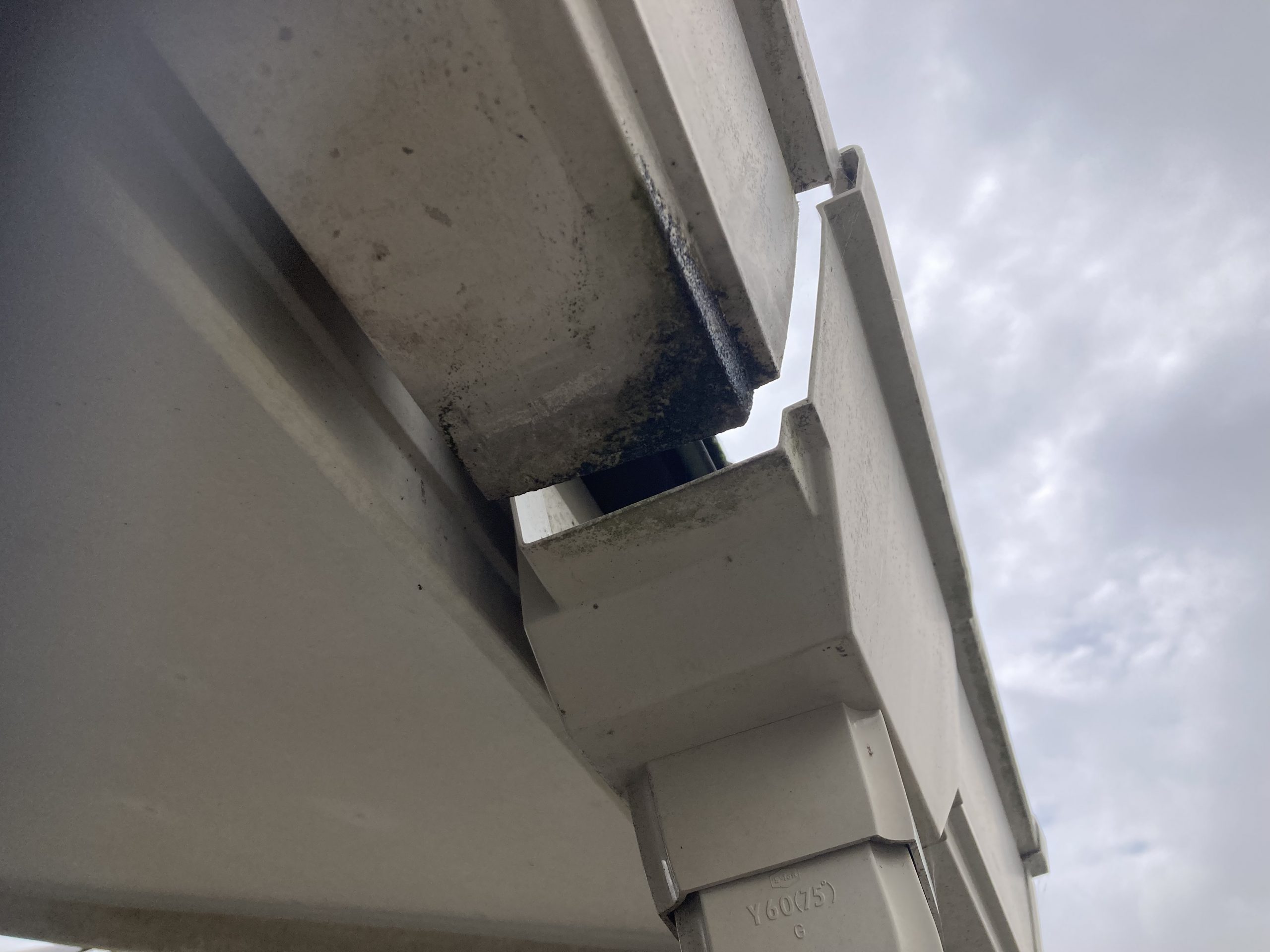雨樋の接続部分がはずれています