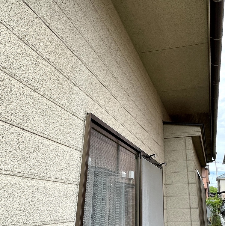 外壁とサッシの取り合い部のコーキングの劣化