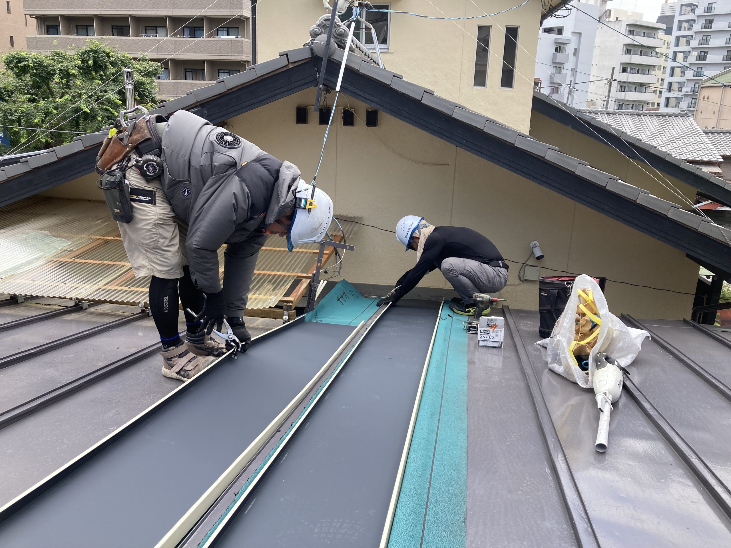 ルーフィングの上に新しい屋根材を配置