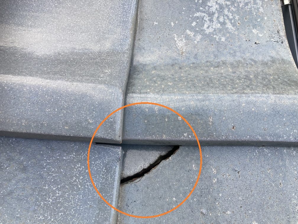 瓦の割れを確認