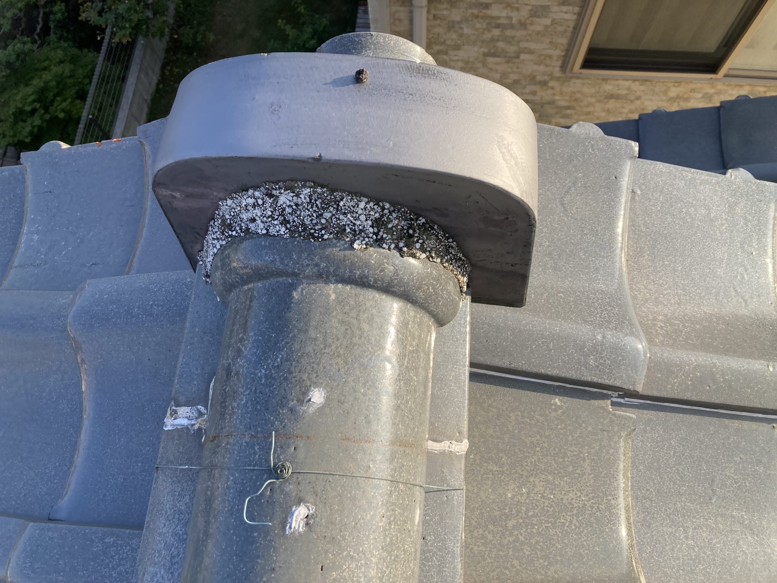鬼瓦まわりの漆喰の劣化